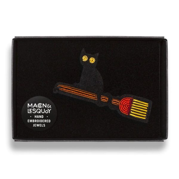 Broche Sorcière chat noir sur un balais - Macon et Lesquoy – Image 3