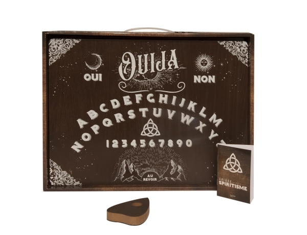 Planche Spirituelle Ouija Avec Runes Et Objets Magiques Sur Table De  Sorcière. Fond Ésotérique Et Occulte Avec Des Objets Magiques Vintage Pour  Les Rituels Mystiques. Pas De Langue Étrangère, Tous Les Symboles