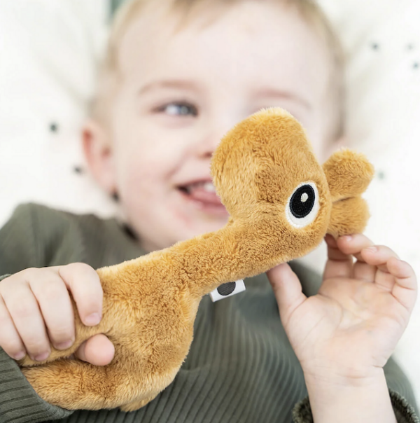Peluche hochet sensoriel Raffi la girafe -Done by Deer – Image 4