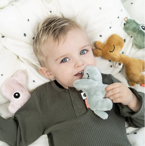 Peluche hochet sensoriel Raffi la girafe -Done by Deer – Image 3
