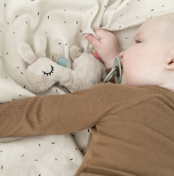 Peluche hochet sensoriel Lalee le lama -Done by Deer – Image 3
