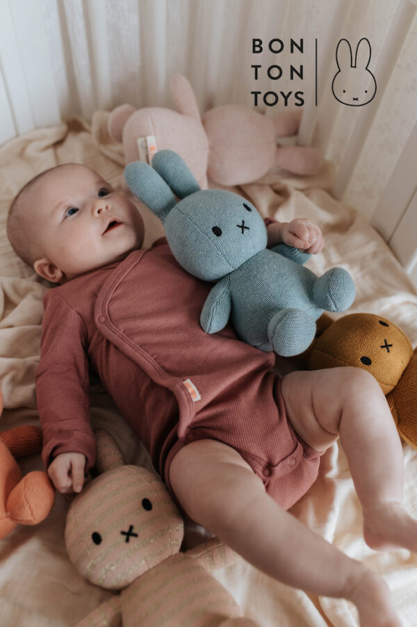Peluche Miffy bleu pastel en coton bio – Image 5