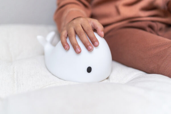 Veilleuse rechargeable baleine Mobby – Image 11