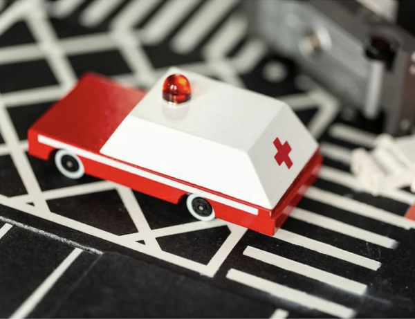 Voiture en bois ambulance américaine - Candylab – Image 7