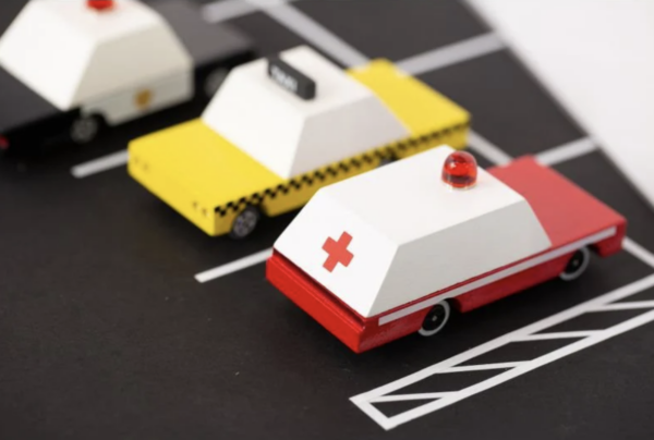 Voiture en bois ambulance américaine - Candylab – Image 6